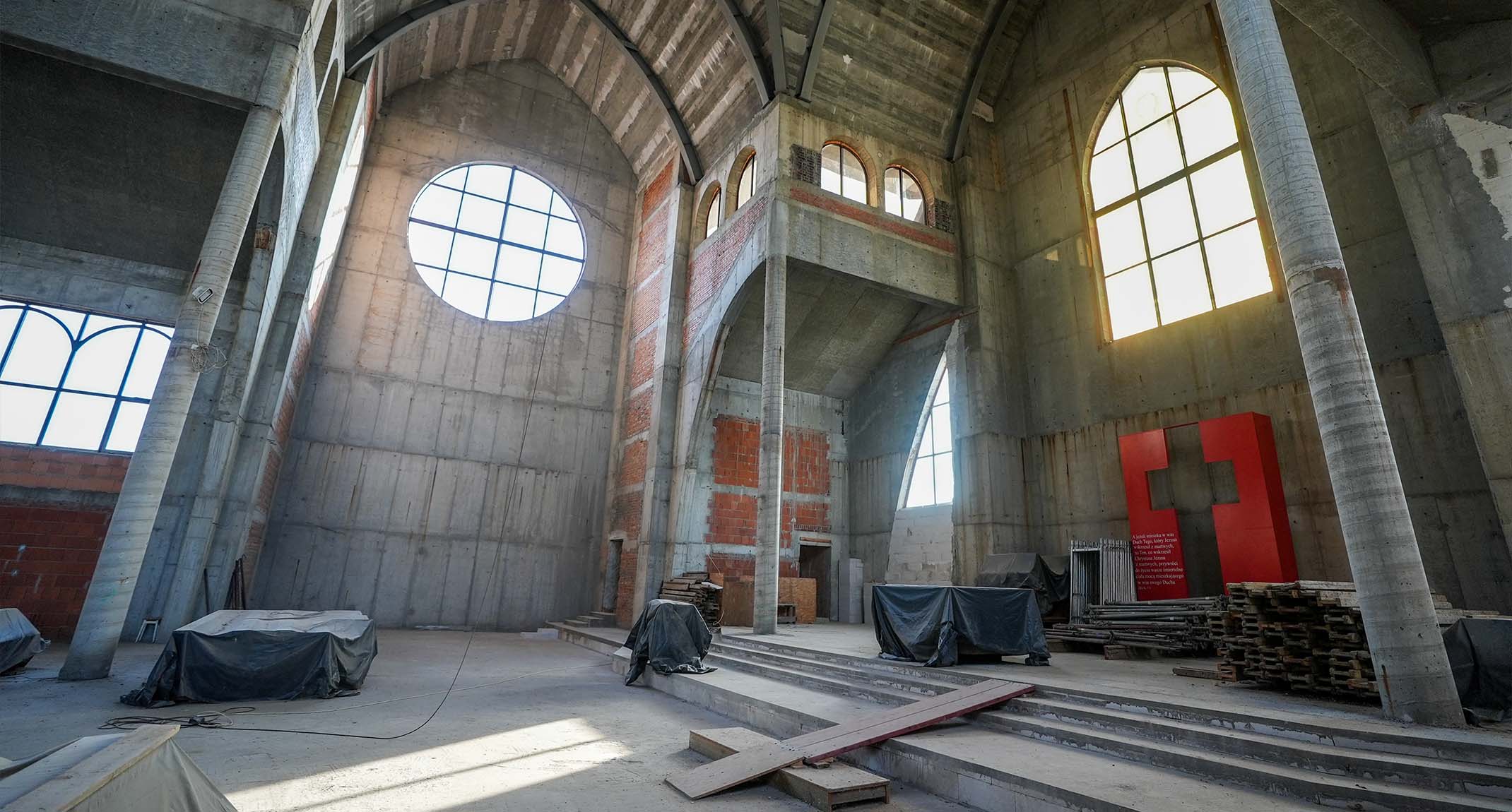 Wnętrze kościoła św. Franciszka z Asyżu w Zielonej Górze w trakcie budowy.