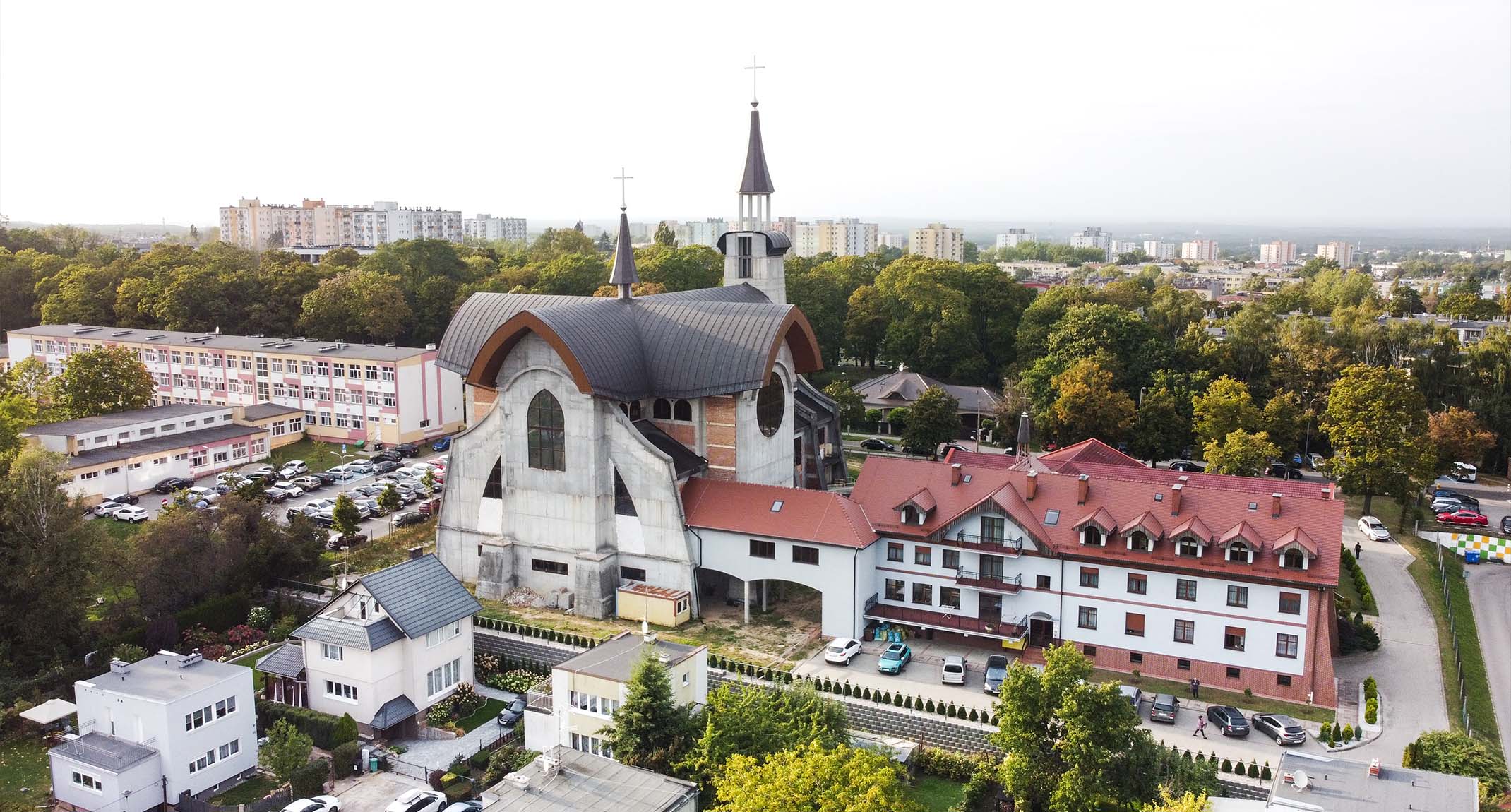 Widok na kościół i klasztor franciszkanów w Zielonej Górze – parafia św. Franciszka z Asyżu